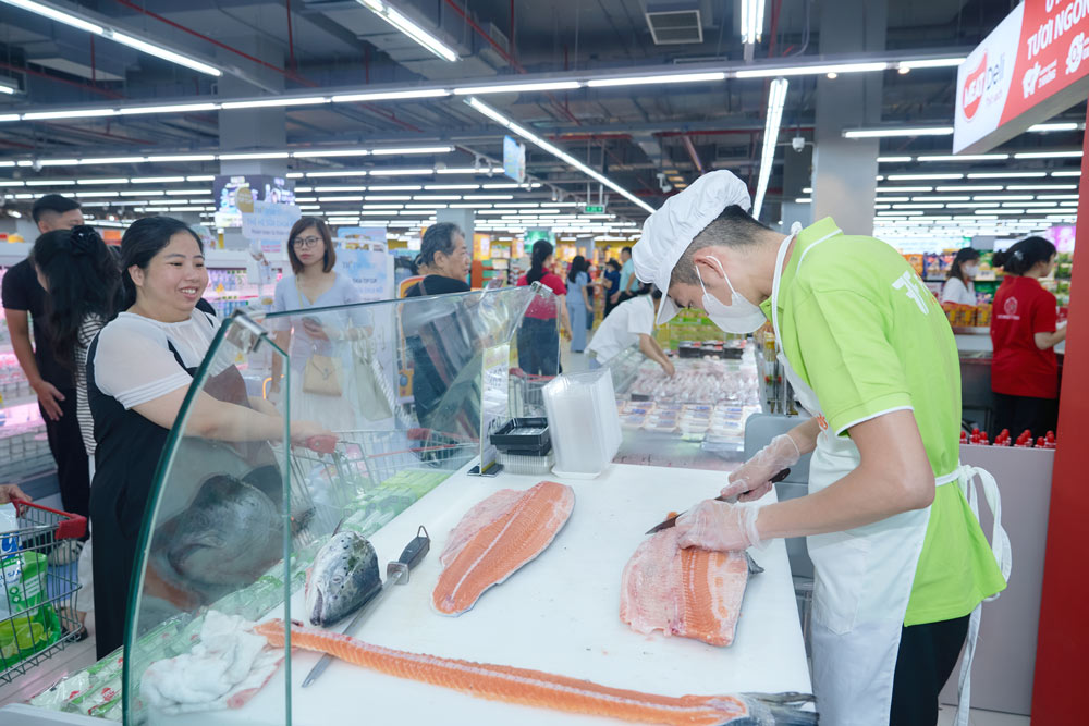 Ca hoi tuoi ngon tai sieu thi WinMart. Anh: Hong Van