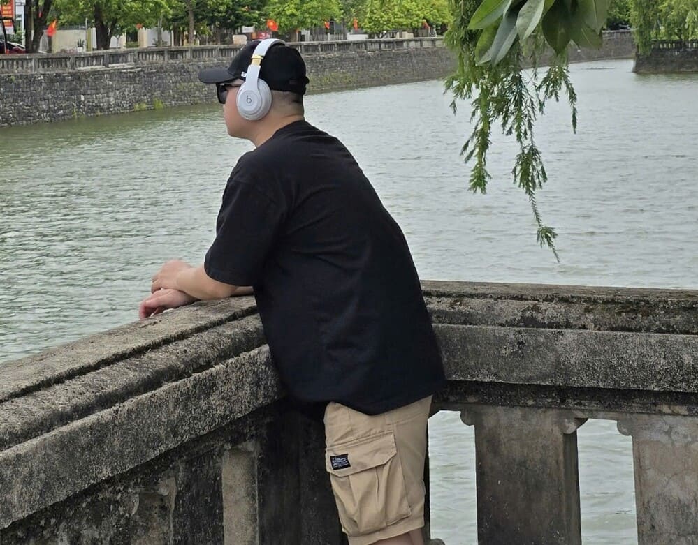 카키색 반바지는 남성들이 거리를 산책하거나 여행을 가면서도 개성을 표현하는 데 적합합니다. 사진: 뚜언 닷