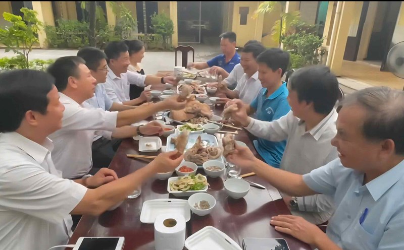 Photo cut from the clip of veterinary staff eating pigs, calling for the consumption of properly processed meat.