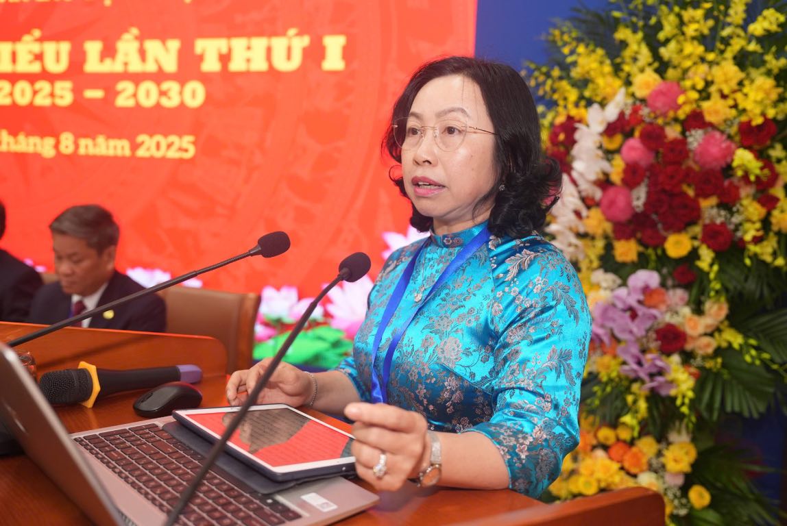 타이 투 쓰엉 베트남 노동총연맹 상임 부위원장이 제14차 전국당대회 문서 초안과 2025-2030년 임기 중앙 단체의 조국전선 당위원회 대표자 대회 문서 초안에 대한 의견을 종합한 보고서를 발표하고 있습니다. 사진: 흐우 찬