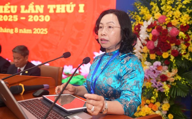 Ms. Thai Thu Xuong - Permanent Vice President of the Vietnam General Confederation of Labor presented a report summarizing comments on the draft documents of the 14th National Party Congress and documents of the Congress of the Party Committee of the Fatherland Front and Central Trade Unions for the 2025-2030 term. Photo: Huu Chanh
