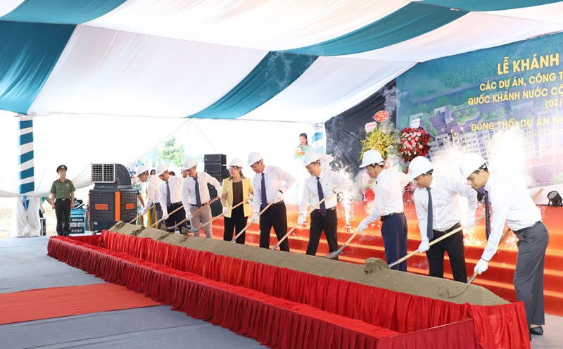Delegates perform the groundbreaking ceremony of the project. Photo: Linh Vu