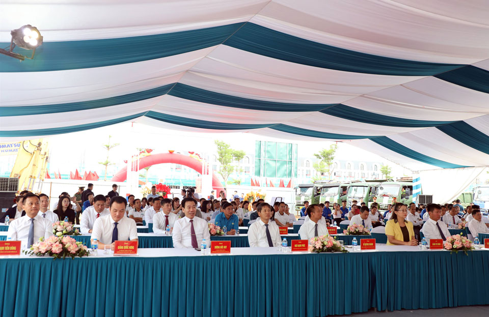 Cac dai bieu du buoi le  