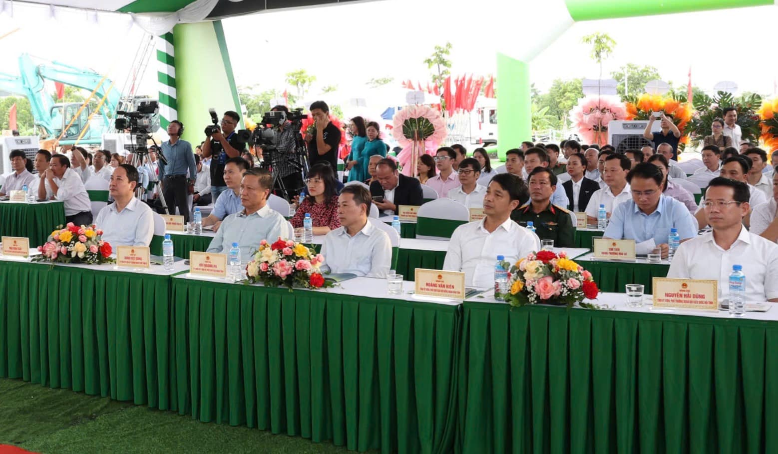 ニンビン省ホアリー区の社会住宅建設投資プロジェクトの着工式に出席した代表者。写真:Dieu Anh