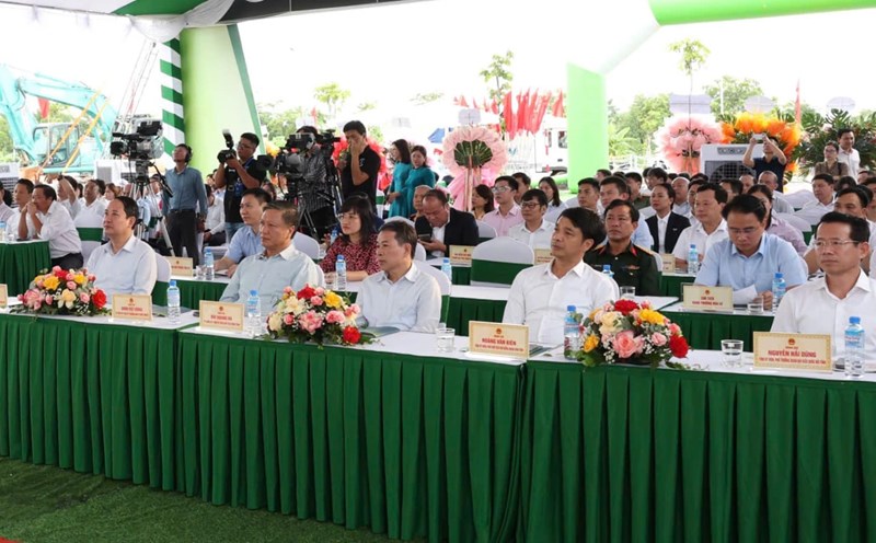 Delegates attending the groundbreaking ceremony of the Social Housing Construction Investment Project in Hoa Lu Ward, Ninh Binh Province. Photo: Dieu Anh