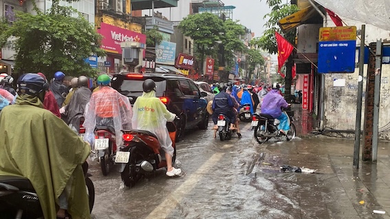 Doan duong Truong Dinh bat dau ghi nhan un tac keo dai, cac phuong tien kho di chuyen vi nhieu doan duong ngap ung. Anh: Hanh Thom. 