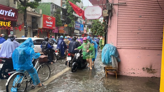 Nhieu khu vuc tac cung vao gio cao diem, mot so phai quay dau xe tim huong khac luu thong. Anh: Hanh Thom. 