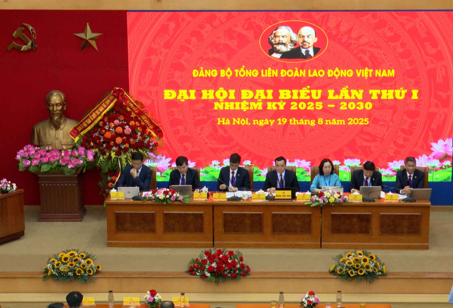 Opening of the special session of the 1st Congress of the Vietnam General Confederation of Labor Party Committee, term 2025 - 2030