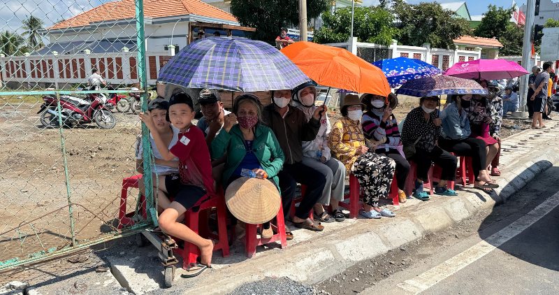 People eagerly stand in the sun waiting for the moment of cutting the ribbon to inaugurate the bridge. Photo: Hoang Loc