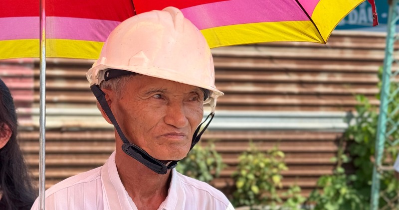 Nguoi dan doi nang cho khoanh khac khanh thanh cau Rach Mieu 2. Anh: Hoang Loc