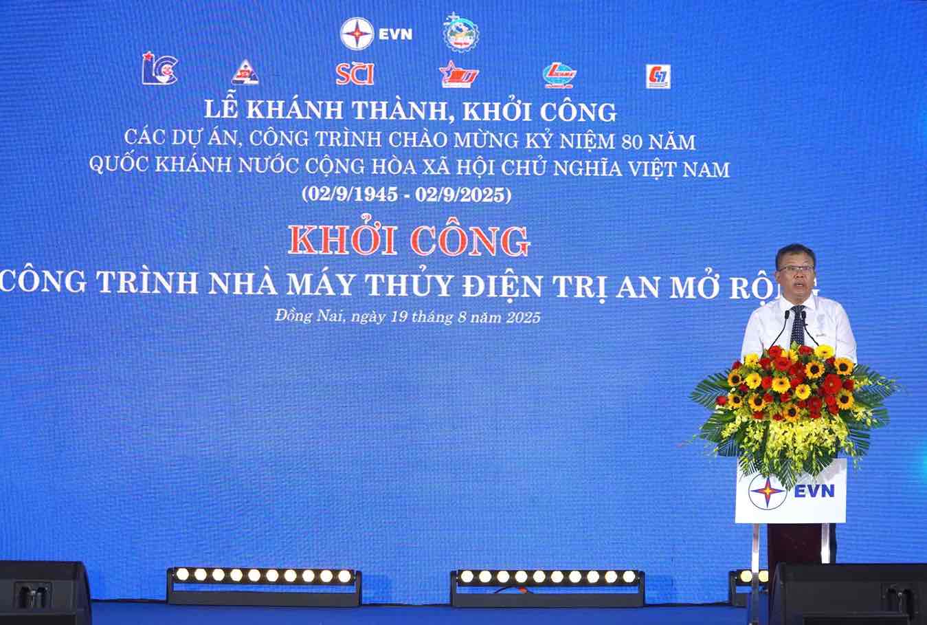 Representative of Vietnam Electricity Group spoke at the groundbreaking ceremony of the Tri An hydropower plant expansion project. Photo: HAC