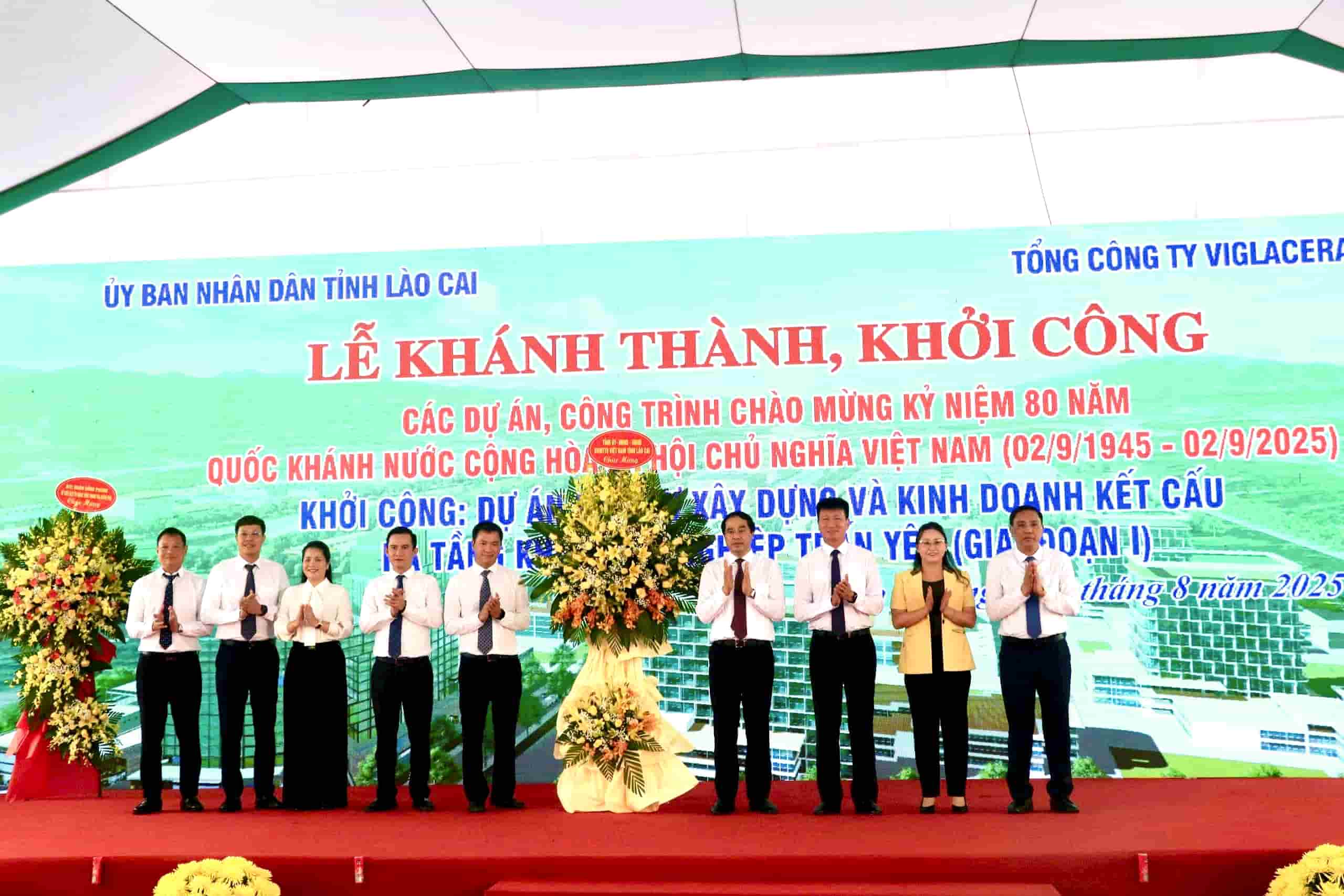 Lanh dao tinh Yen Bai tang hoa chuc mung nha dau tu Tong cong ty Viglacera. Anh: Van Duc