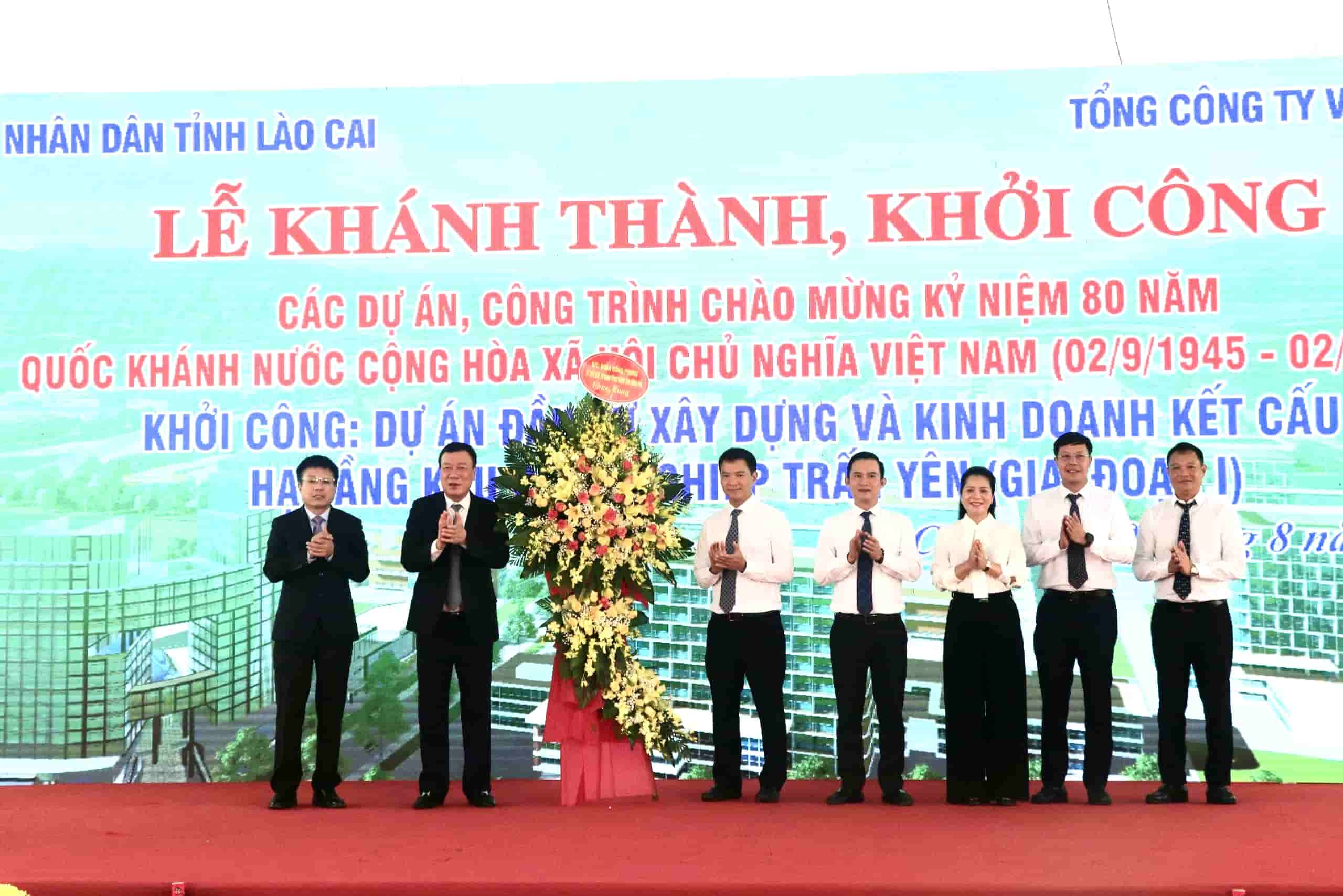 Ong Doan Hong Phong - Uy vien Ban Chap hanh Trung uong Dang, Tong Thanh tra Chinh phu cung doan cong tac tang hoa chuc mung nha dau tu. Anh: Van Duc