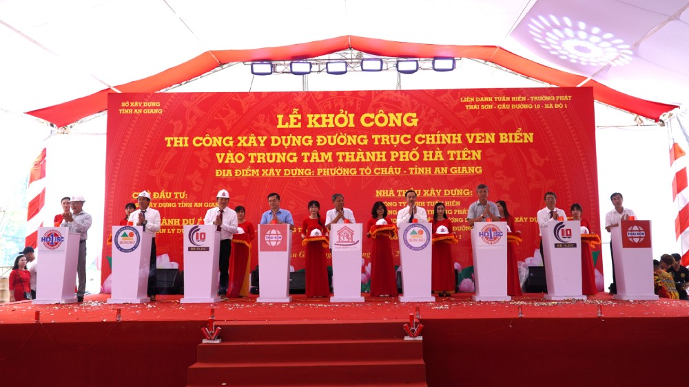Delegates perform the project groundbreaking ceremony. Photo: Xuan Nhi