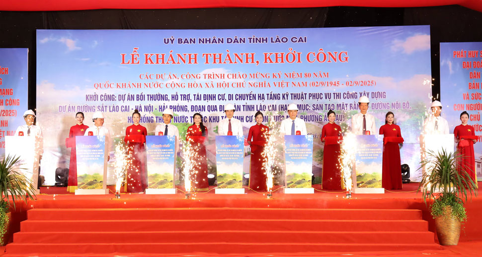 Lanh dao tinh Lao Cai va chu dau tu thuc hien nghi thuc khoi cong du an. Anh: Nguyen Hien  