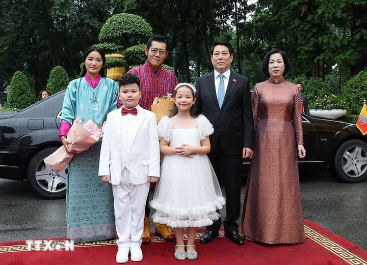 Chu tich nuoc Luong Cuong va Phu nhan Nguyen Thi Minh Nguyet don Quoc vuong Bhutan Jigme Khesar Namgyel Wangchuck va Hoang hau Jetsun Pema. Anh: TTXVN