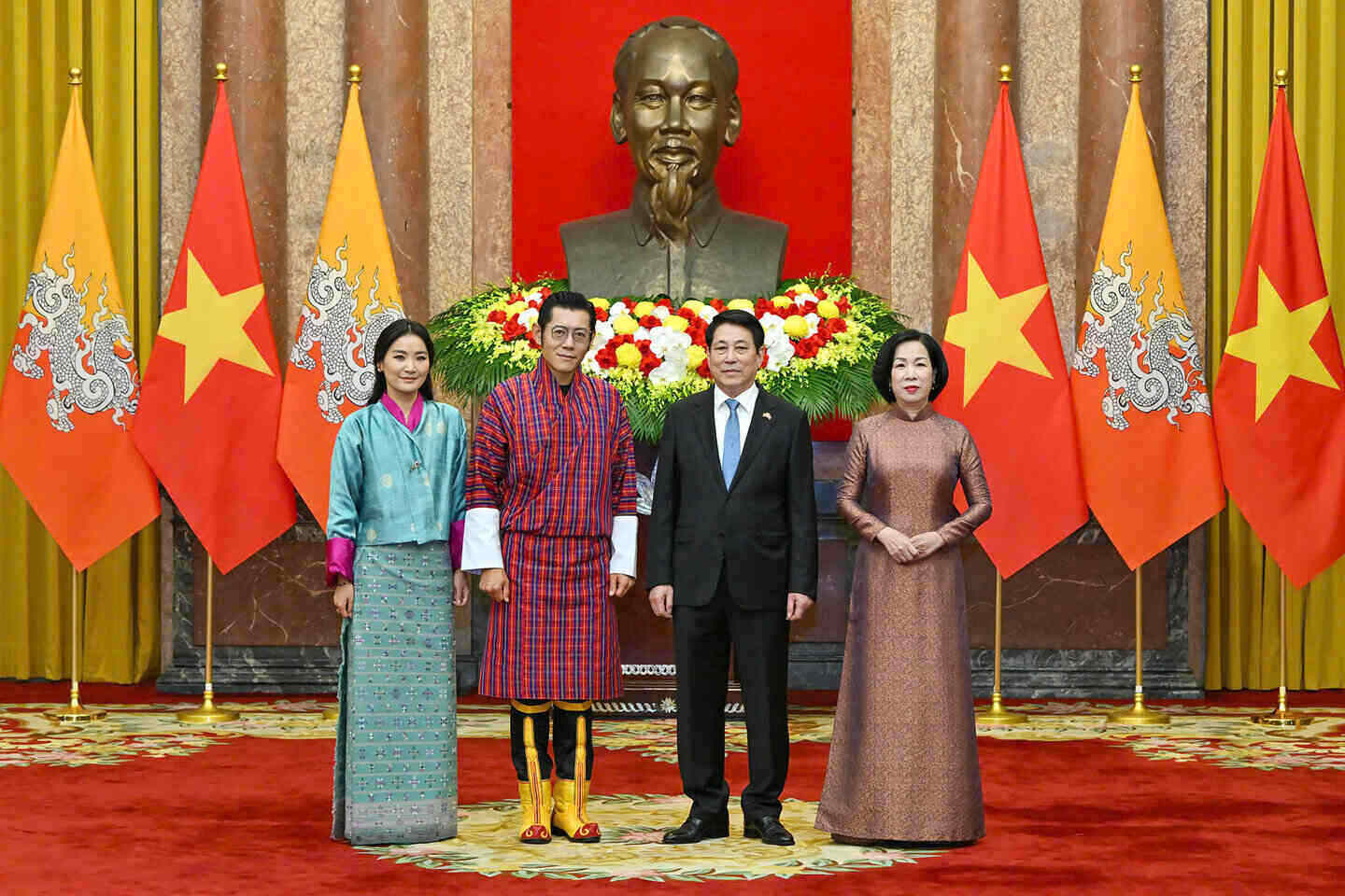 Chu tich nuoc Luong Cuong va Phu nhan Nguyen Thi Minh Nguyet chup anh chung cung Quoc vuong Bhutan Jigme Khesar Namgyel Wangchuck va Hoang hau Jetsun Pema. Anh: Hai Nguyen