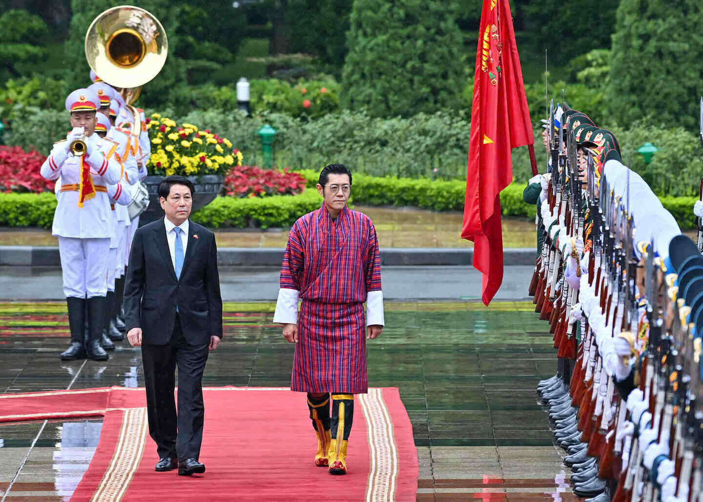 Politburo member and President Luong Cuong and King Bhutan Jigme Khesar Namgyel Wangchuck approved the Honor Guard of the Vietnam People's Army. Photo: Hai Nguyen