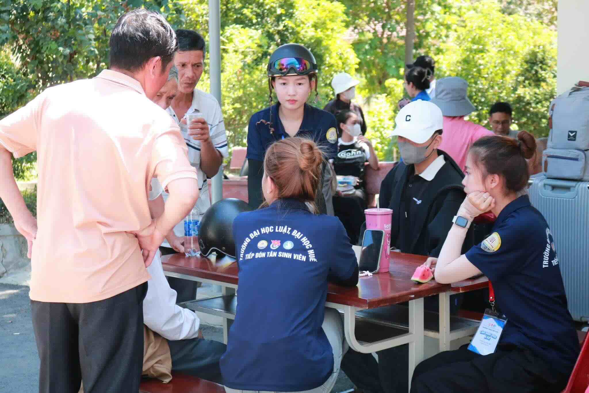 Estudiantes voluntarios reciben a los nuevos estudiantes en 2025. Foto: Van Huong.