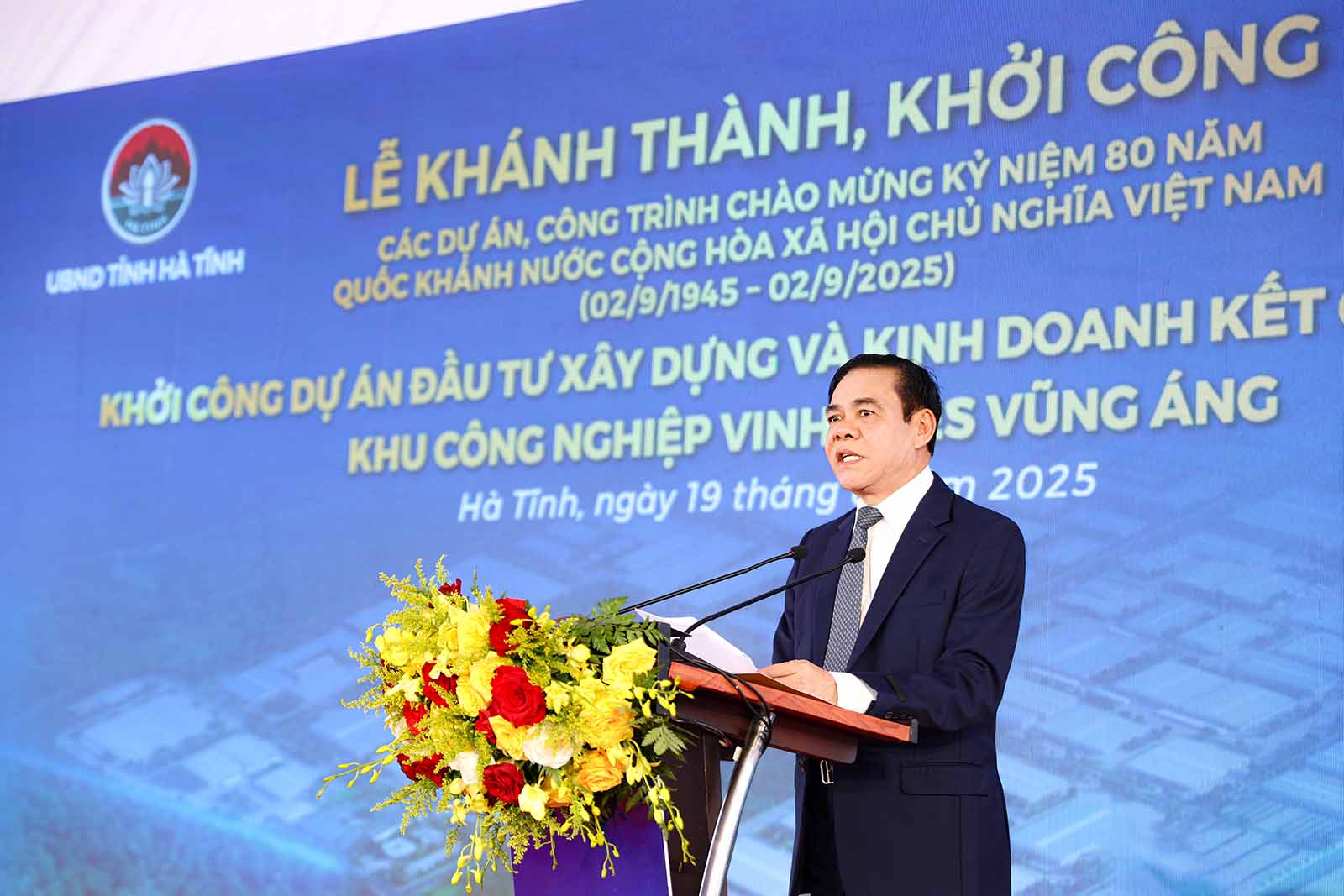 Ha Tinhの委員会の議長Vo Trong Haiは、Vinhomes Vung Ang Industrial Park Infrastructure Projectの画期的な式典で講演しました。写真：Tran Tuan.