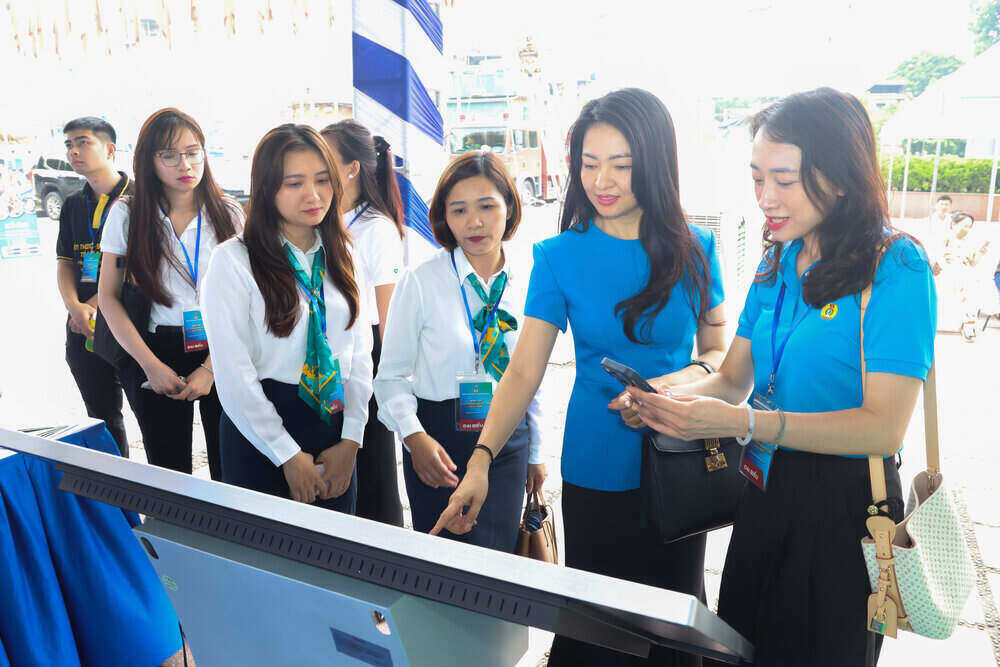 Đ/c Nguyễn Khánh Chi - Phó Chủ tịch Thường trực CĐNHVN thăm gian hàng Công đoàn NHVN tại Ngày hội. Ảnh: Công đoàn NHVN