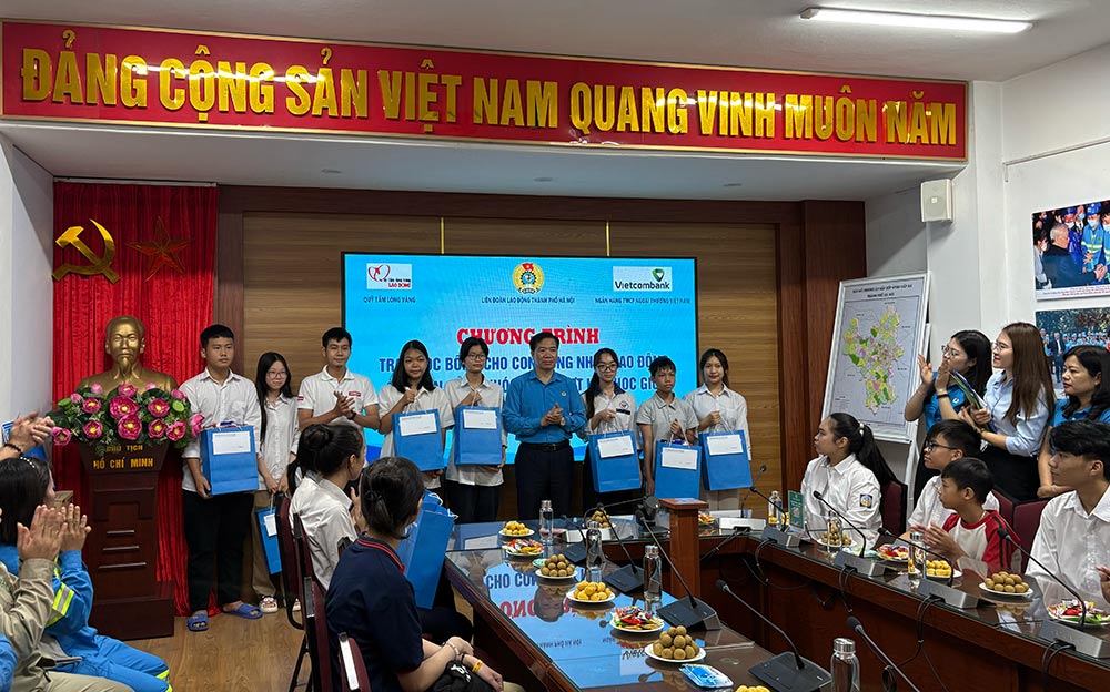 50 hoc bong do Ngan hang Vietcombank tai tro thong qua Quy Xa hoi tu thien Tam long Vang da duoc trao cho con cong nhan lao dong kho khan tren dia ban thanh pho Ha Noi. Anh: Y Yen 