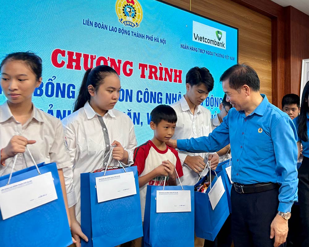 Nguyen Huy Khanh 하노이시 노동 연맹 부위원장이 시내 어려운 환경에 처한 노동자 자녀에게 장학금을 수여하고 있습니다. 사진: Y Yen