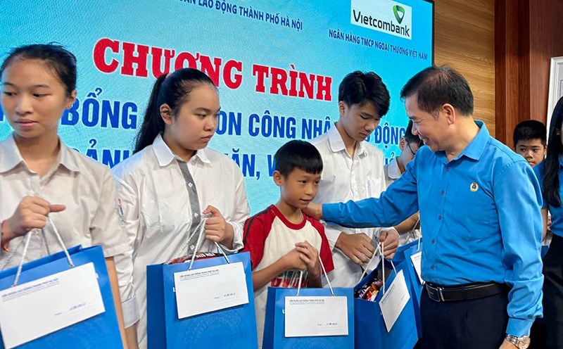 Mr. Nguyen Huy Khanh - Vice President of the Hanoi City Labor Federation awarded scholarships to children of workers in difficult circumstances in the city. Photo: Y Yen