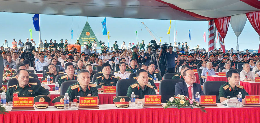 Cac dai bieu tham du le khoi cong tai diem cau Dat Mui, tinh Ca Mau. Anh: Nhat Ho