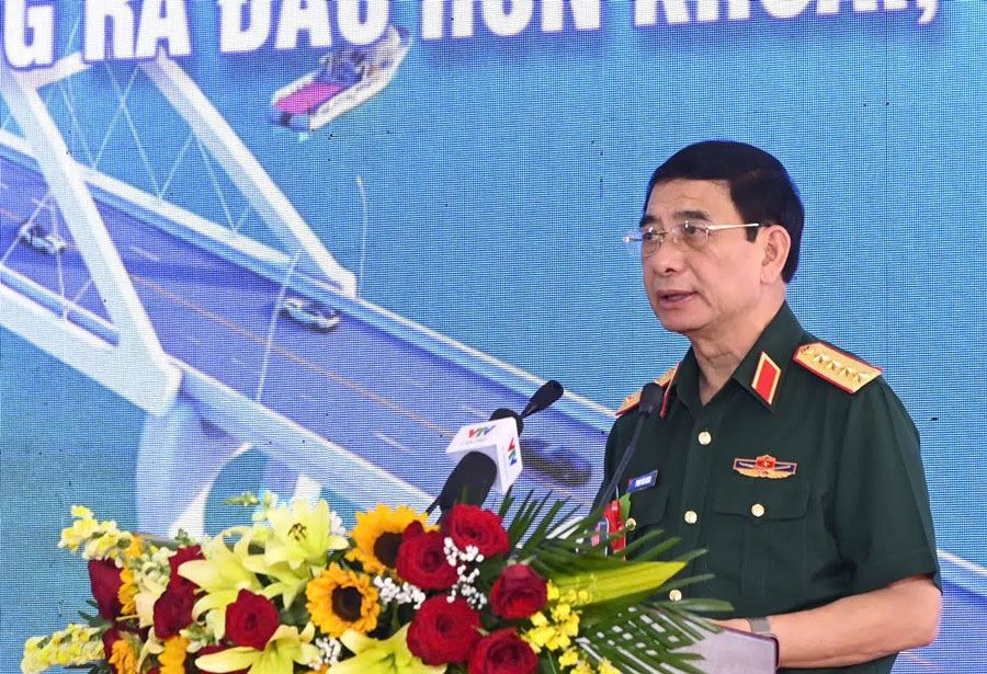 Dai tuong Phan Van Giang - Uy vien Bo Chinh tri, Bo truong Bo Quoc phong - phat bieu tai le khoi cong o diem cau Dat Mui. Anh: Nhat Ho