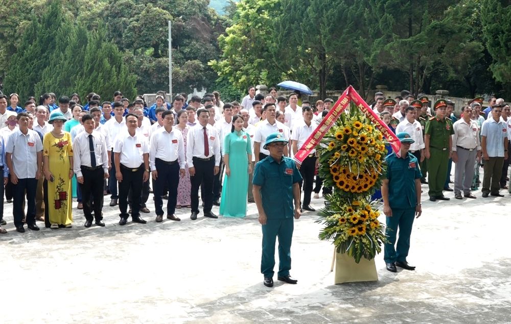Lanh dao Dang uy, UBND xa Ngoc Trao dang hoa, dang huong tai Khu di tich Ngoc Trao. Anh: Khanh Trinh