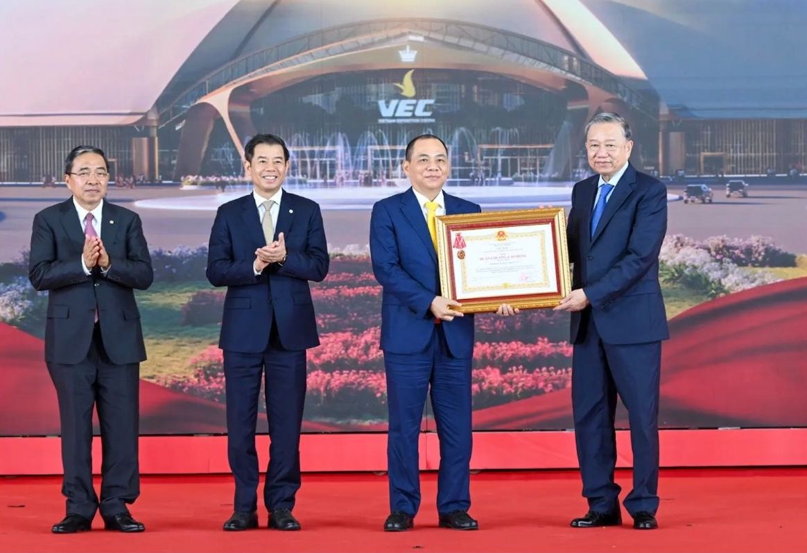 General Secretary To Lam, on behalf of the Party and State leaders, presented the First Class Labor Medal to Mr. Pham Nhat Vuong - Chairman of Vingroup Corporation for the Group's outstanding achievements at the National Exhibition Center. Photo: Hai Nguyen