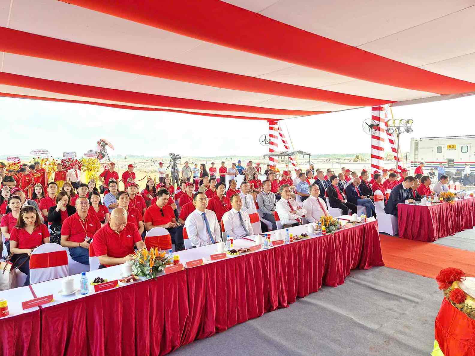 Cac dai bieu du  le khoi cong Trung tam Ky thuat bao duong tau bay (Hangar so 3 va so 4) tai san bay Long Thanh. Anh: HAC