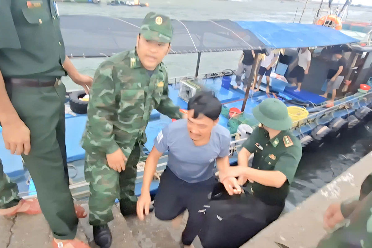 Quang Ninh Border Guard forces rescue crew members to safety. Photo: Quang Ninh Border Guard