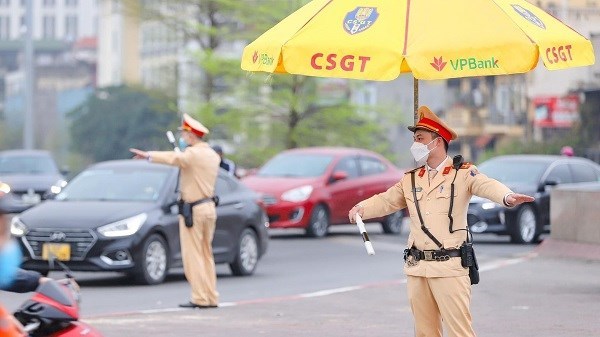 8月21日から9月2日までの期間中、交通警察はハノイ市に向かっている車両の交通整理と制限を実施しました。写真:V.Hiep