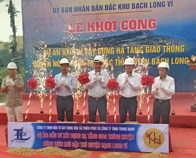 Le khoe is working on the case at the Bach Long Vi area, Hai Phong. Photo: Bach Long Vi Propaganda