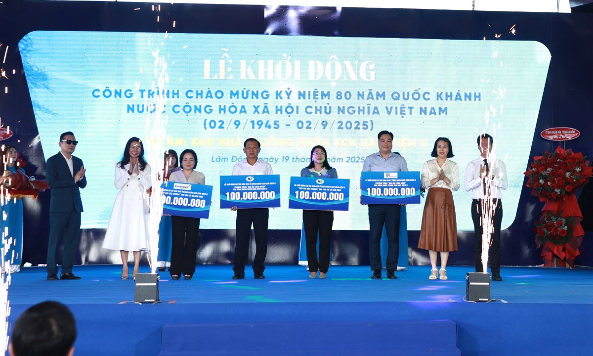 Trao ho tro chuong trinh “Mai am Cong doan” va “Tiep suc den truong“. Anh: Duy Tuan 