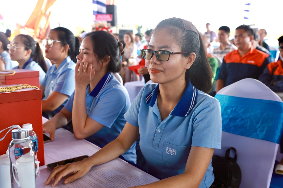 Cong nhan Le Thi Diem Diem hao huc du le khoi dong du an. Anh: Duy Tuan 