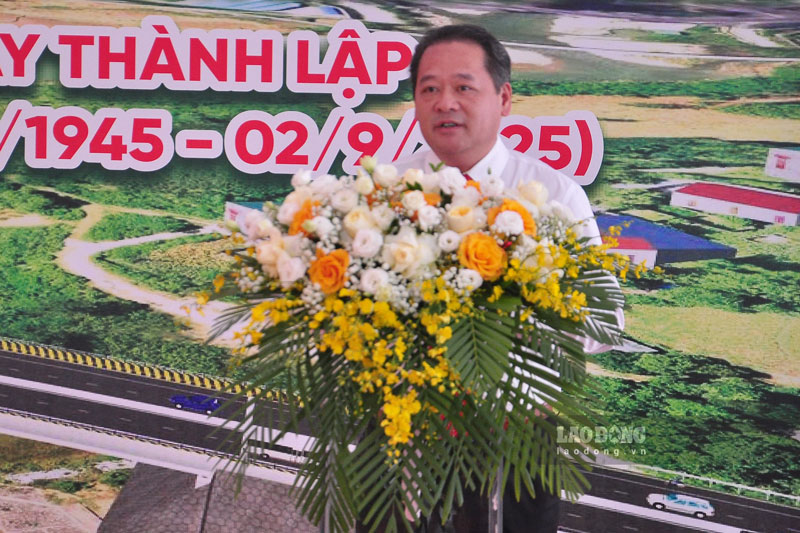 Pho Chu tich HDND tinh Lao Cai Ly Binh Minh nhan manh vai tro cua viec dau tu ha tang giao thong trong viec phat trien kinh te cung nhu quoc phong an ninh. Anh: Dinh Dai
