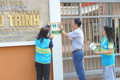 Cong nhan moi truong cua URENCO da phoi hop voi nguoi dan dan logo nhan dien nha ve sinh cong cong tren cac tuyen pho phuc vu du khach. Anh: Duc Hiep