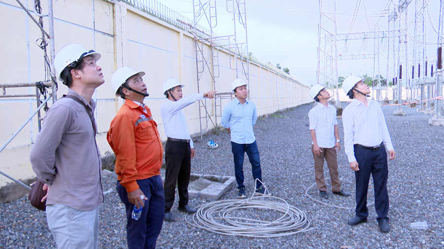 Hoi dong nghiem thu kiem tra cac hang muc truoc khi dong dien cong trinh “Lo ra 220kV Chau Thanh chuyen tiep tren duong day 110kV Vi Thanh - Long My, tai TBA 220kV Chau Thanh. Anh: EVNSPC