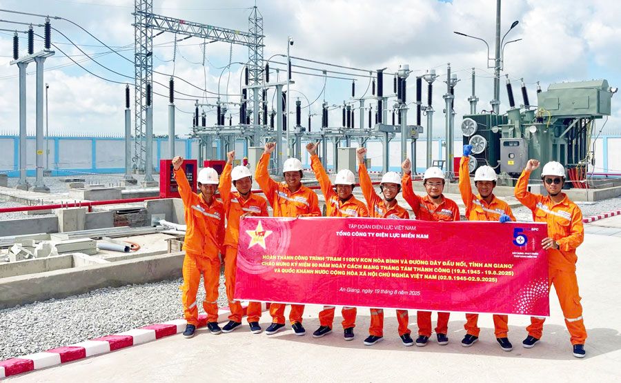 Cong nhan Xi nghiep Cao the An Giang vui mung vi cong trinh TBA 110kV KCN Hoa Binh hoan thanh dung dip ca nuoc chao mung 80 nam Cach mang thang Tam thanh cong va Quoc khanh 2.9. Anh: EVNSPC