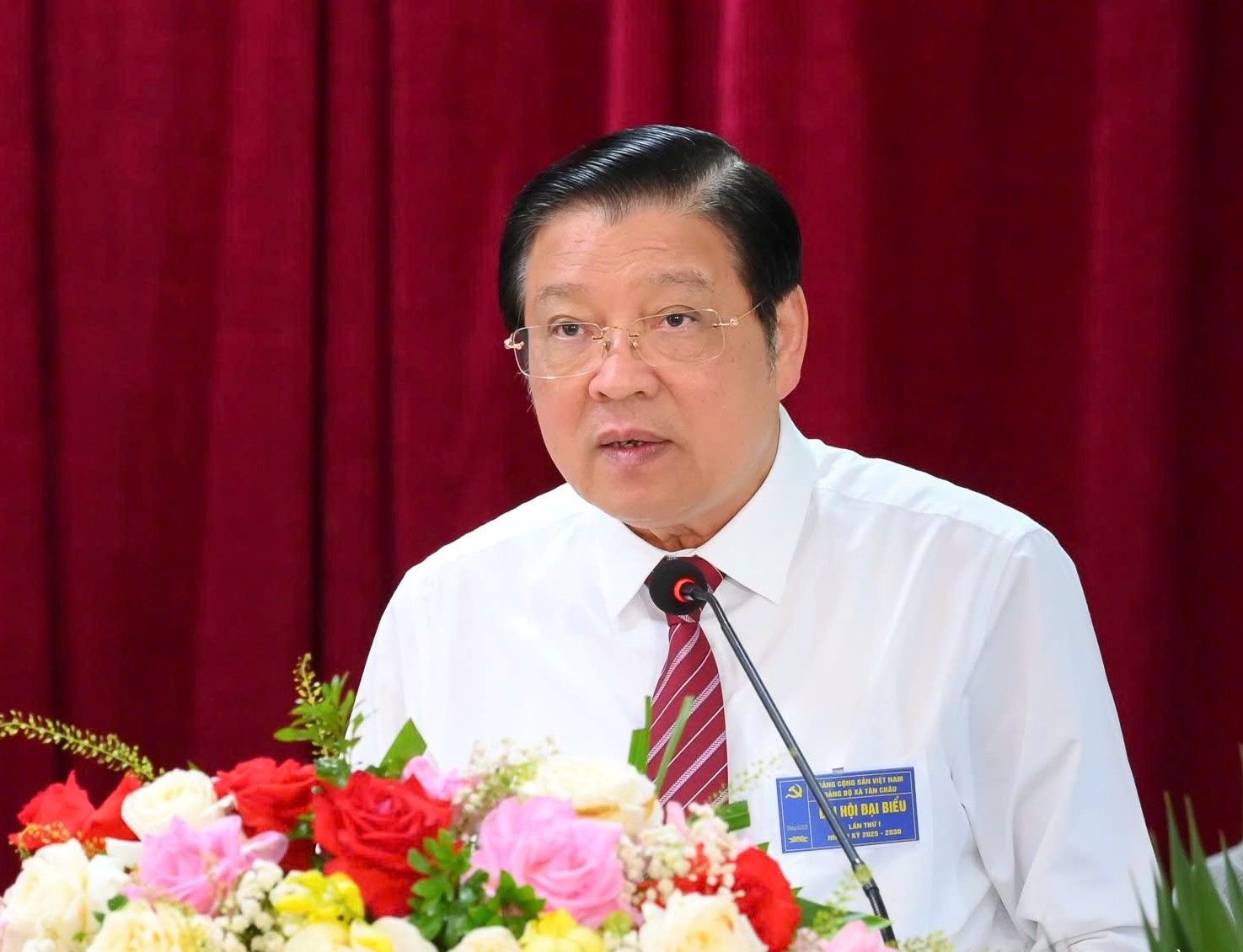 Comrade Phan Dinh Trac - Politburo member, Secretary of the Party Central Committee, Head of the Central Internal Affairs Commission gave a speech at the Party Congress of Tan Chau commune, Nghe An province. Photo: Thanh Cuong