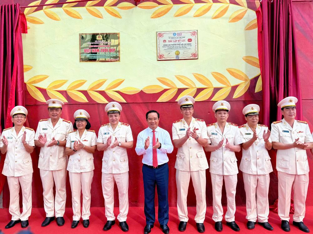 Chu tich UBND TP Ho Chi Minh Nguyen Van Duoc va Trung tuong Mai Hoang - Giam doc Cong an thanh pho chup anh luu niem cung dai bieu tai Le khanh thanh cong trinh duong bich hoa thu 20, voi chu de “Viet Nam tuoi dep“. Anh: Duc Nam.