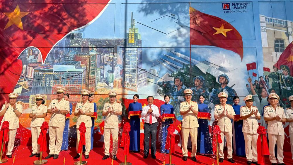 Le cat bang khanh thanh va xac lap ky luc duong bich hoa co tong dien tich lon nhat Viet Nam tren mot doan duong Nguyen Huu Canh (phuong Sai Gon, TPHCM). Anh: Duc Nam.