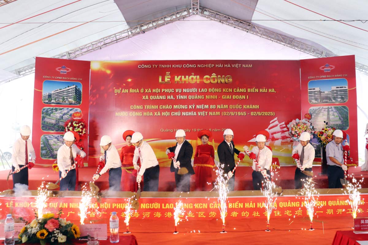 代表者は画期的な儀式を行います。写真：Quang Ninh E -Portal