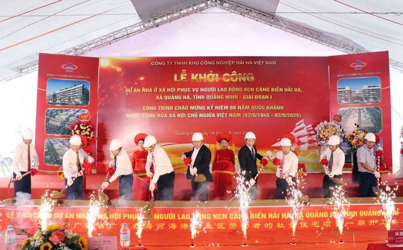 Delegates perform the groundbreaking ceremony. Photo: Quang Ninh Portal
