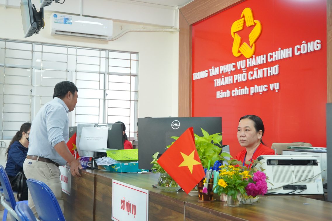 Trung tam Phuc vu hanh chinh cong TP Can Tho ruc ro sac do. Anh: Ta Quang