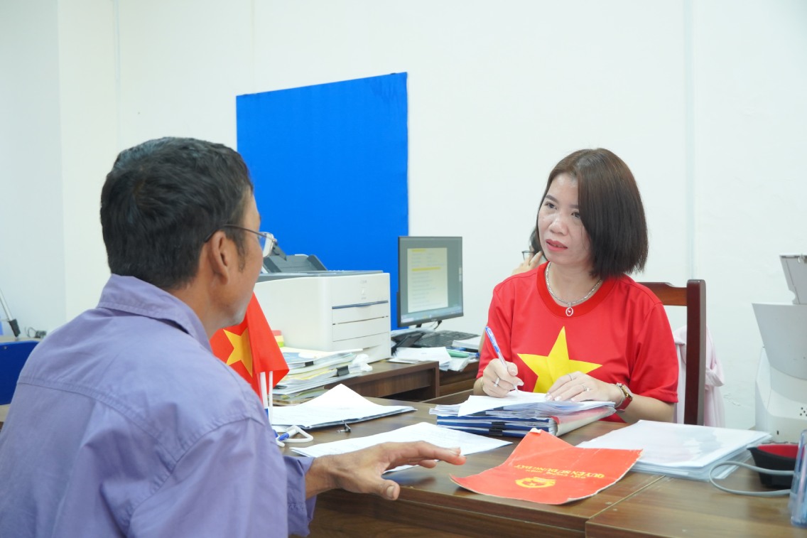 Can bo nhiet tinh huong dan, ho tro nguoi dan thuc hien cac thu tuc hanh chinh. Anh: Ta Quang