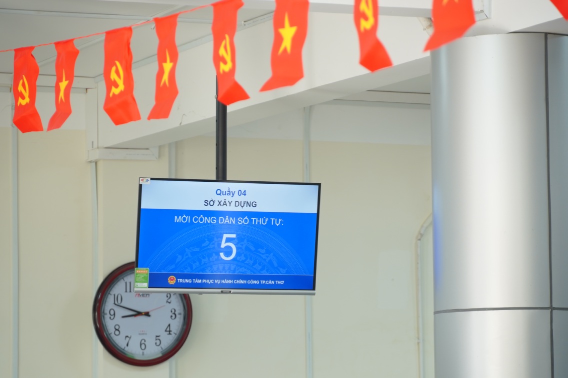 Can bo, cong nhan vien mac nhung chiec ao co do sao vang rat vui tuoi huong ung. Anh: Ta Quang